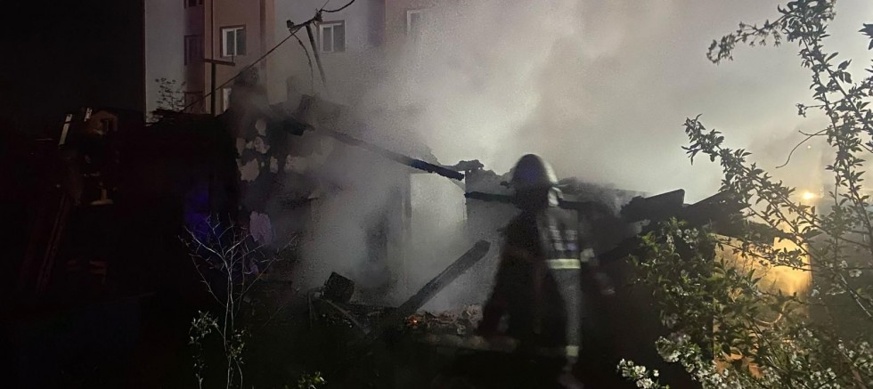 ELEKTRİK SOBASINDAN YANGIN ÇIKTI 1 YARALI
