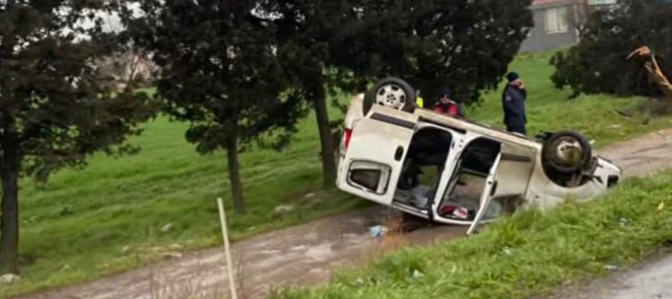 HAFİF TİCARI ARAÇ TAKLA ATTI