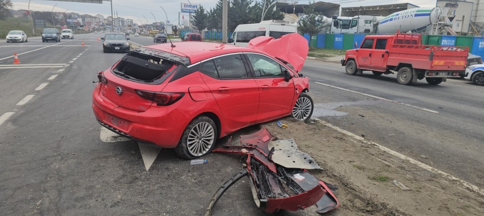 KIRMIZI IŞIKTA BEKLEYEN ARAÇLARA ÇARPTI