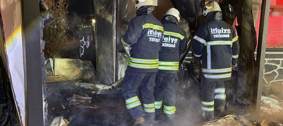 KULÜBE YANGIN IKORKUTTU