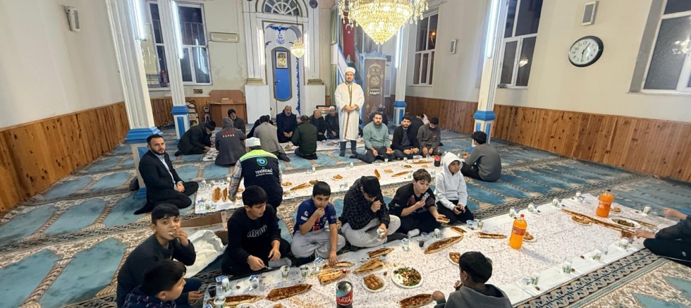 MEDİNE SOFRASI YENİ CAMİİ’NDE KURULDU