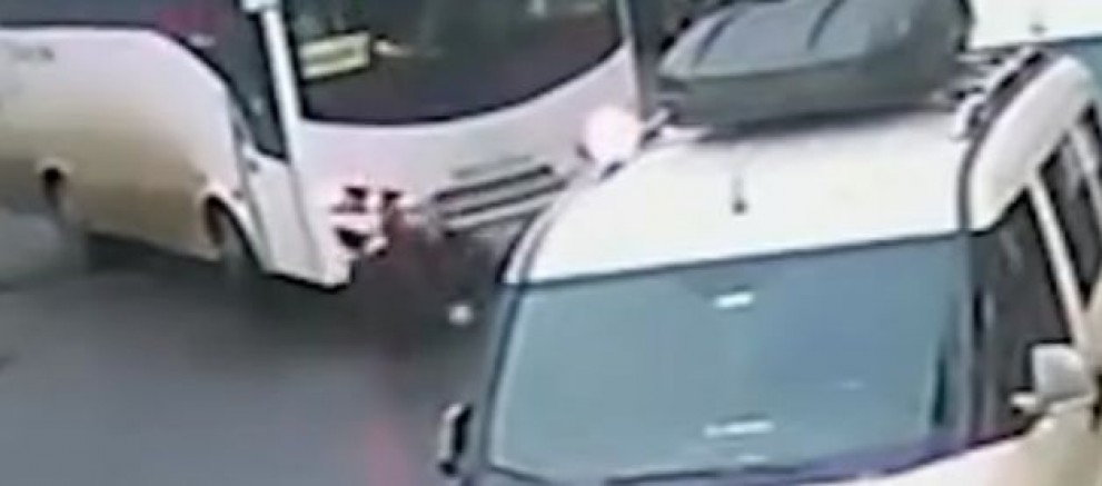 MİDİBÜSÜN ÇARPTIĞI KADIN YARALANDI