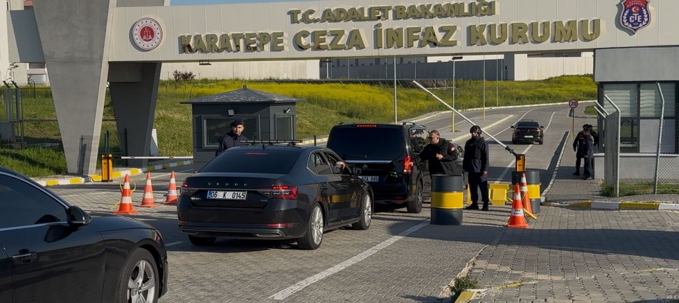 ÖZGÜR ÖZEL CEZAEVİNDE TUTUKLU MURAT ONGUN'U ZİYARET ETTİ