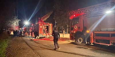 FABRİKA YANGINI KORKUTTU