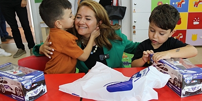 ÖĞRENCİLER İLE BİR ARAYA GELİYOR ONLARI MUTLU EDİYOR