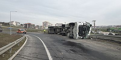 VİRAJI ALAMAYAN TIR DEVRİLDİ