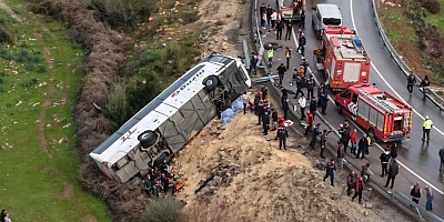 YOLCU OTOBÜSÜ DEVRİLDİ