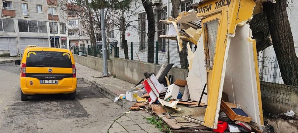 TAKSİ DURAĞI PARAM PARÇA OLDU