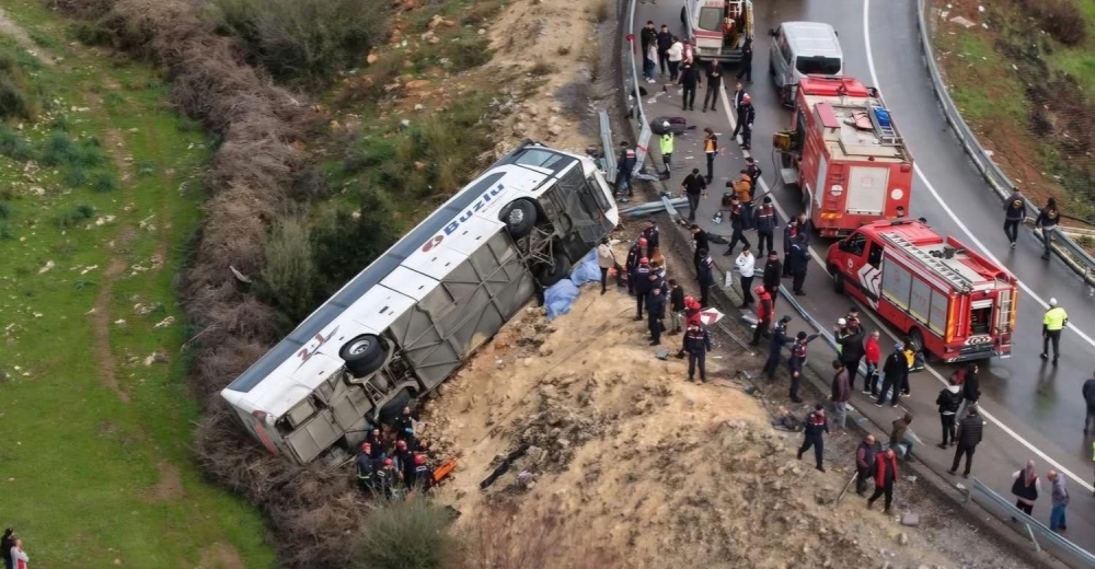 YOLCU OTOBÜSÜ DEVRİLDİ